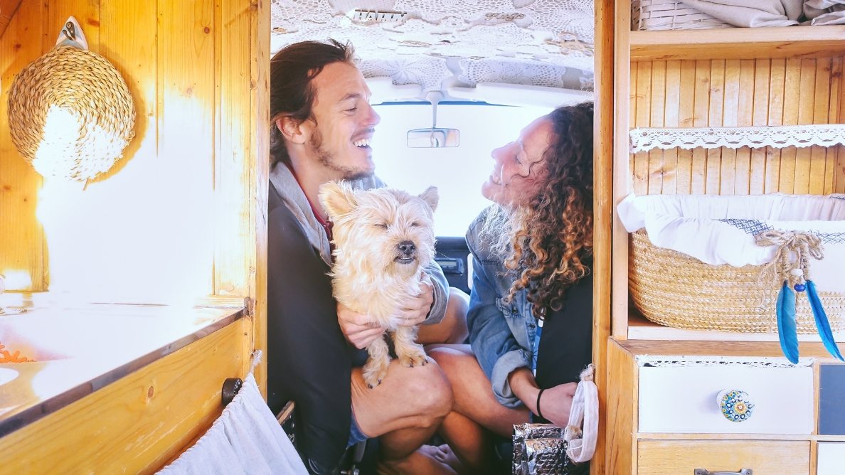 Couple avec un petit chien à l'avant <p style=